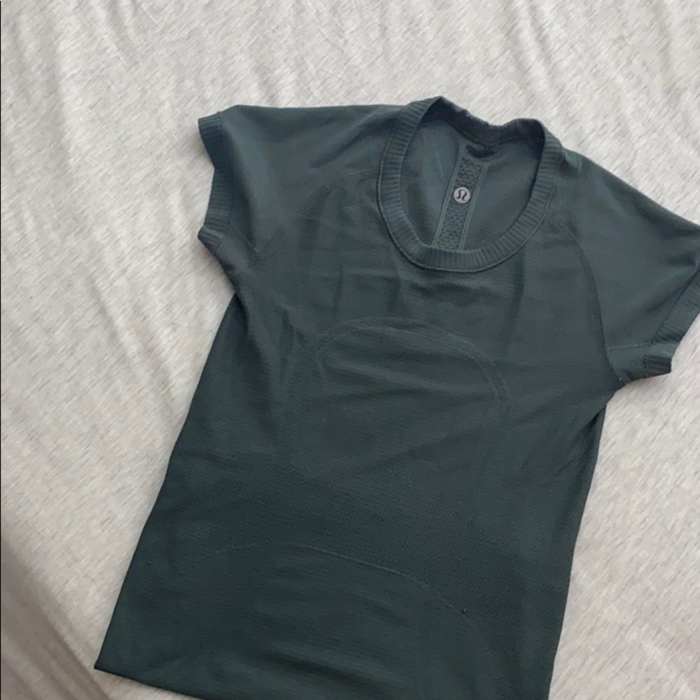 Lululemon swiftly tech short sleeve, size 2